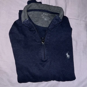 Ralph Lauren  - Säljer min Ralph lauren tröja då jag ej använder den längre. Skick 9/10 färg: marinblå. Vid frågor är de bara att skriva!