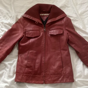 vintage röd skinnjacka  - Pris kan diskuteras!! Säljer denna sååå snygga vintage skinnjacka från Tommy Hilfiger då den tyvärr är lite stor på mig. Använd vid ett tillfälle. Kontakta mig vid eventuella frågor. Köp nu är på!💞