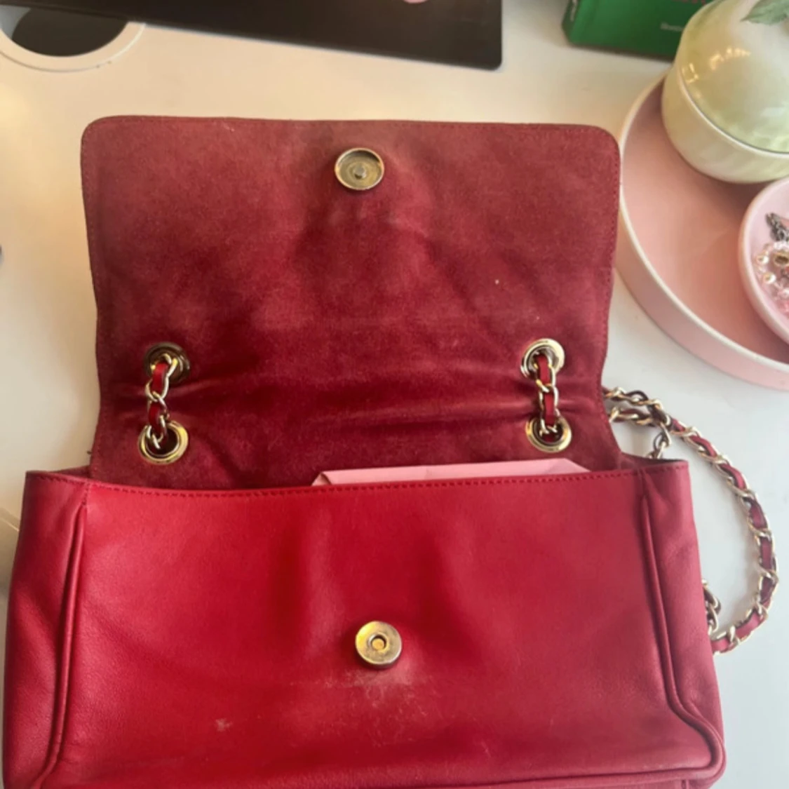 Röd quiltad axelväska från Guess - 3