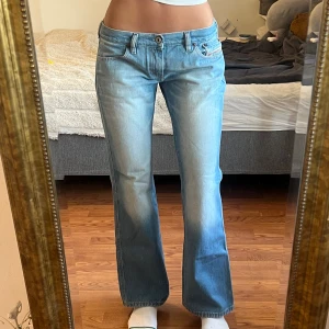 Diesel Jeans  - 📏Midjemått (rakt över): 37cm. Innerbenslängd: 75cm. 💖 LÄS MIN BIO FÖR INFO 💖