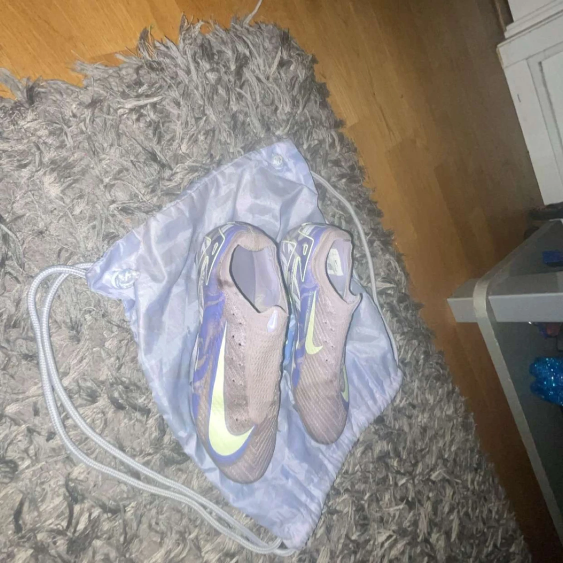 Nike fotbollsskor i beige och blå - 1