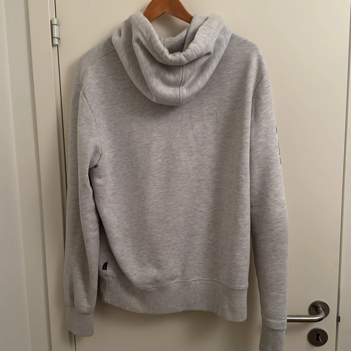 Grå hoodie från Superdry med tryck - 1