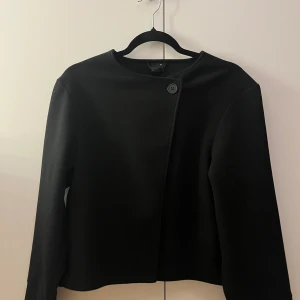 Jacka/kofta Gina tricot  - Fin oanvänd tunnare jacka eller kofta från Gina. Sitter super snyggt på och är skön med vida armar. Xs men passar även S och möjligtvis M