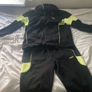 Hugo boss dress - Hugo boss dress för salu. Äkta från johnells. Original pris runt 3000 kr. Skulle passa perfekt för Storlek M och L. Jag möts och fraktar. Pris kan diskuteras.