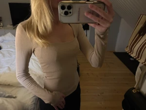 Beige ribbad långärmad topp H&M  - Säljer en beige långärmad topp från H&M i storlek XS. Toppen har en snygg fyrkantig urringning och är ribbad för extra stilpoäng. Materialet är mjukt och stretchigt i polyester och Elastan
