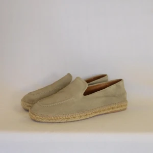 Nubikk loafers  - NUBIKK ESPADRILLES LOAFERS  Storlek : 43  Passform : Normal   Användning : Skorna är i ett väldigt fint skick utan defekter  Nypris : Cirka 2000SEK