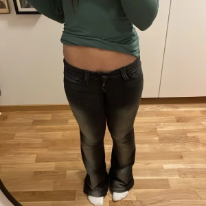 Svarta bootcut jeans med nitar Gina Tricot helt nya jag fick dem i födelsedagspresent men det var fel storlek de är i bra skick - Svarta jeans från Gina Tricot i bootcut-modell med låg midja. Snygga detaljer med nitar på bakfickorna som ger extra edge. Jeansen har klassisk femficksdesign och är tillverkade i jeansmaterial med lätt stretch för skön passform.