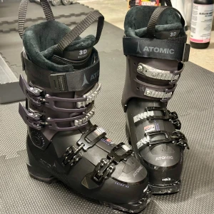 ATOMIC HAWX PRIME 95 W GW - ATOMIC HAWX PRIME 95 W GW Storlek: 24.5 Flex 95.                                                                                    Endast använda några timmar, då de tyvärr inte  passar mig. Därför är det i toppen skick.  Svarta/grå med lila detaljer