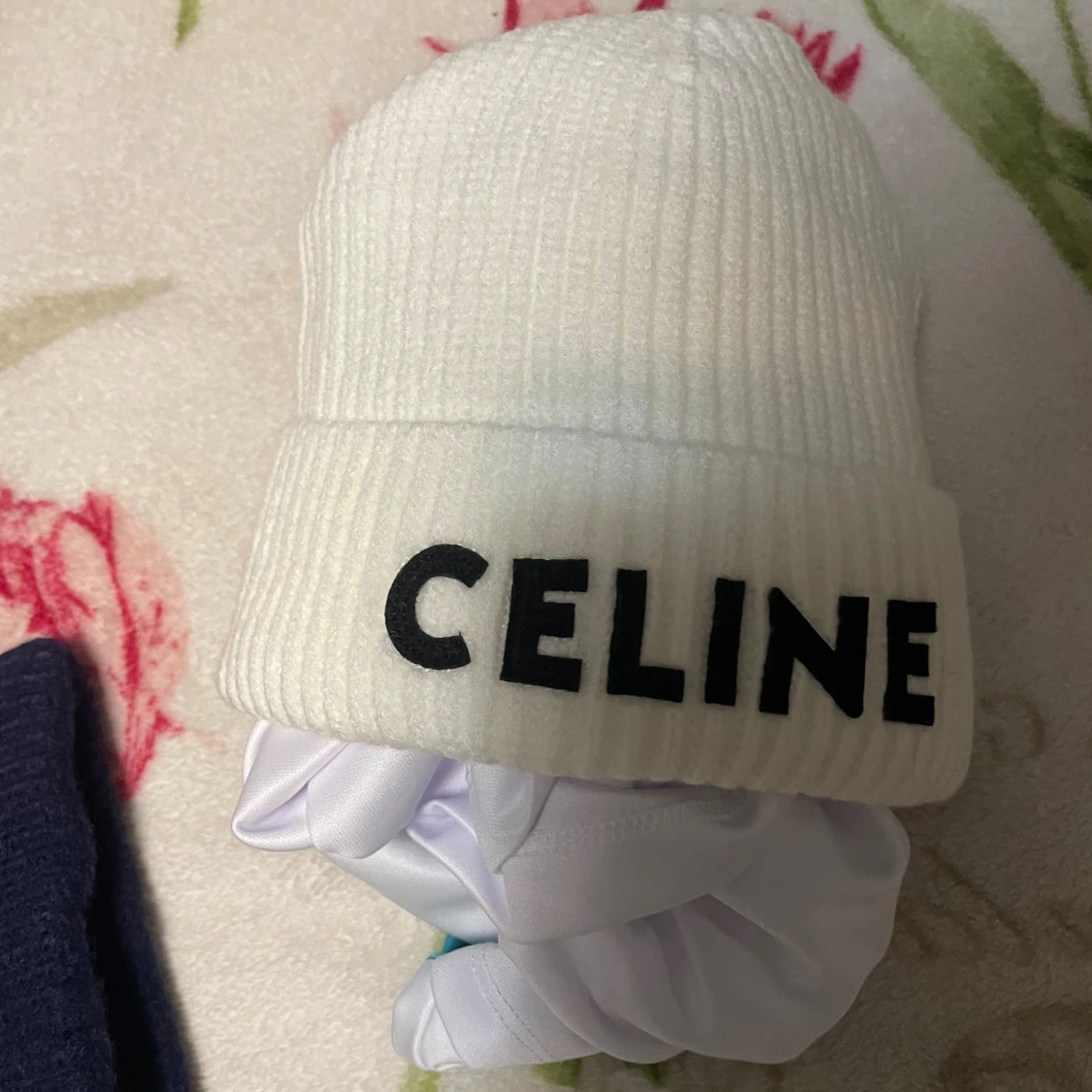 Blå ribbstickad mössa från Celine