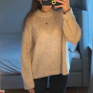 Beige stickad tröja - Säljer denna stickade tröja från HM. Storlek S, oversized i modellen så passar M också. Använd men i fint skick. Har några defekter i form av ett litet hål vid ena armen och lite smuts i ullen som man kan se på bilderna. Är lite nopprig. Samt har små fläckar av smink på lappen och vid kragen. 220 kr + frakt! Vid fler frågor, etc skriv privat 🙌🏼✌🏼🫰🏼🩷