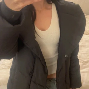 Svart pufferjacka från Noisy May - Säljer en svart pufferjacka från Noisy May i storlek XS. Jackan har en oversized passform, stora puffiga partier och en rejäl krage som ger en cool look. Perfekt för kalla dagar och enkel att styla till olika outfits. För referens jag är 159cm och väger 45kg