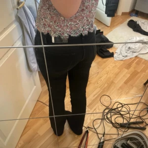 Svarta raka jeans från LTB - Säljer ett par svarta jeans från LTB med klassisk bootcut passform. Byxorna har fem fickor och låg midja, tillverkade i mjukt jeanstyg som sitter snyggt och bekvämt. Perfekt för dig som gillar stilrena och tidlösa jeans. Passar mig som är 181. Stolek W26 L36