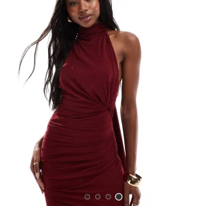 Vinröd långklänning med öppen rygg - Vinröd Maxiklänning i storlek S från asos. Endast provad, prislapp kvar. Öppen i ryggen🤍