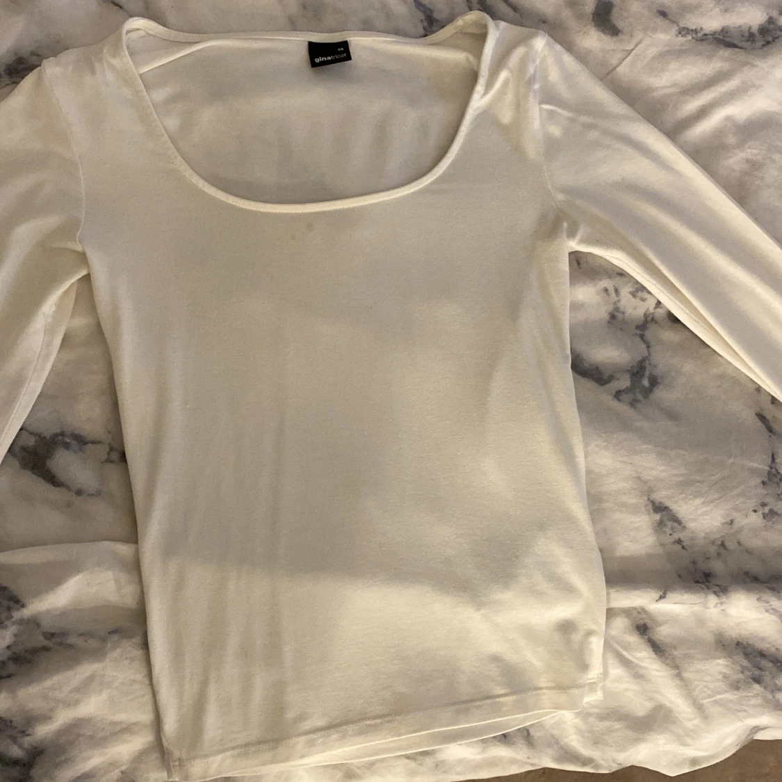 Vit långärmad topp från Gina Tricot