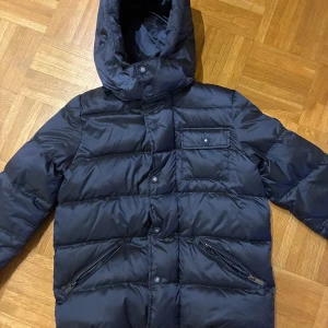 Vinterjacka - Sjukt snygg massimo dutti jacka! Använd ett par fåtal gånger, väldigt bra skick. Varm för vintern och håller kyla! Passar båda tjejer och killar, barn storlek 156/158