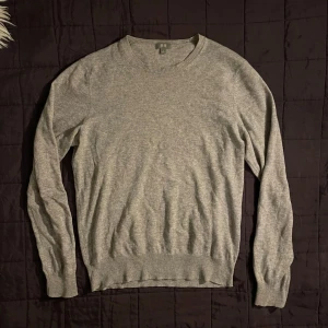 Kashmir tröja - Säljer min feta Kashmir tröja från uniqlo. Säljer den på grund av att den är för liten för mig. Den är i storlek S. På andra bilden kan man se ett hål som jag nu har satt över lappar( hör av dig vid bilder). Annars bra skick. Hör av fig vid flera frågor