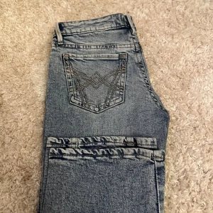 Blå bootcut jeans  - Säljer ett par blå jeans från Gina tricot i storlek 38. 