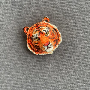 Handgjord brosch tigerhuvud - Unik handgjord brosch i form av ett tigerhuvud. Perfekt skick