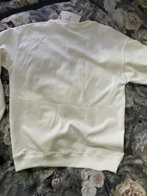 Vit sweatshirt från Moncler - En vit monclear säljer den för att den är för lite för mig