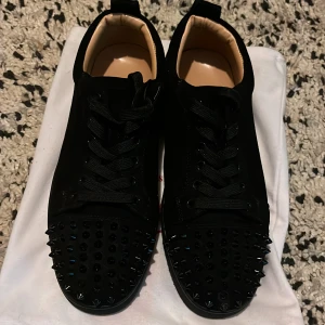 Christian Louboutin svarta skor - Svarta Christian Louboutin skor, kommer med en dustbag och även 4extra spikar. Väldigt bra skicka, pga dom knappt är använda!