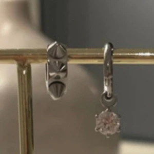 Silverörhängen med spikes och sten - Två snygga örhängen från Edblad, är i väldigt fint skick!