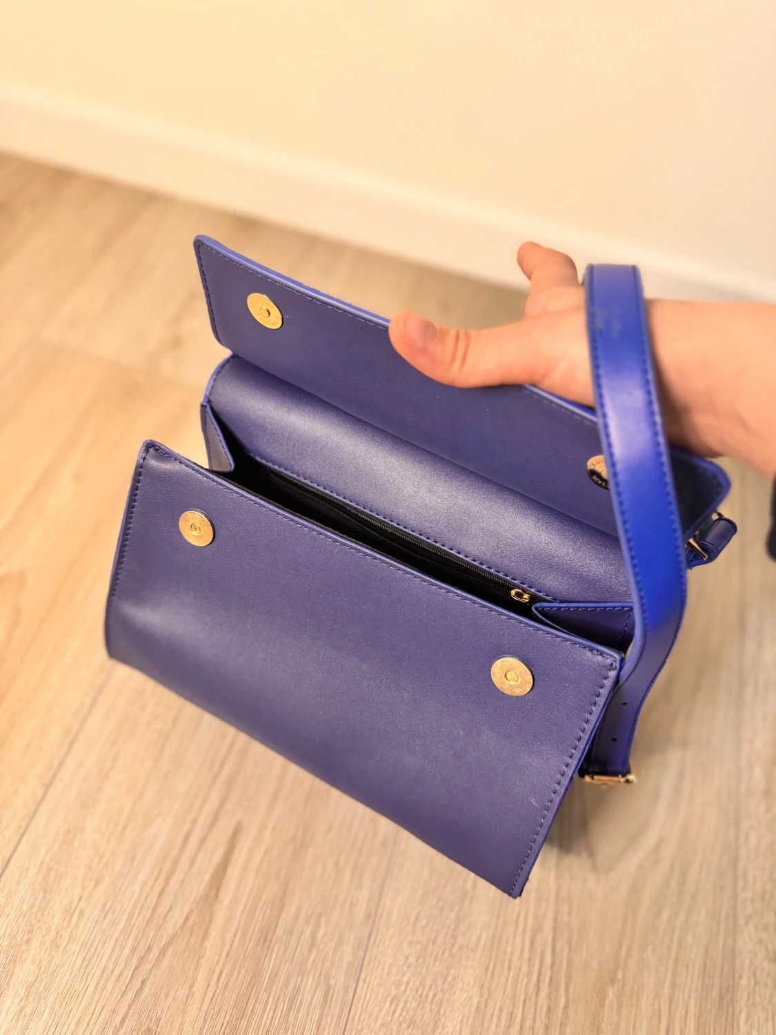 Blå axelväska med gulddetaljer - 4