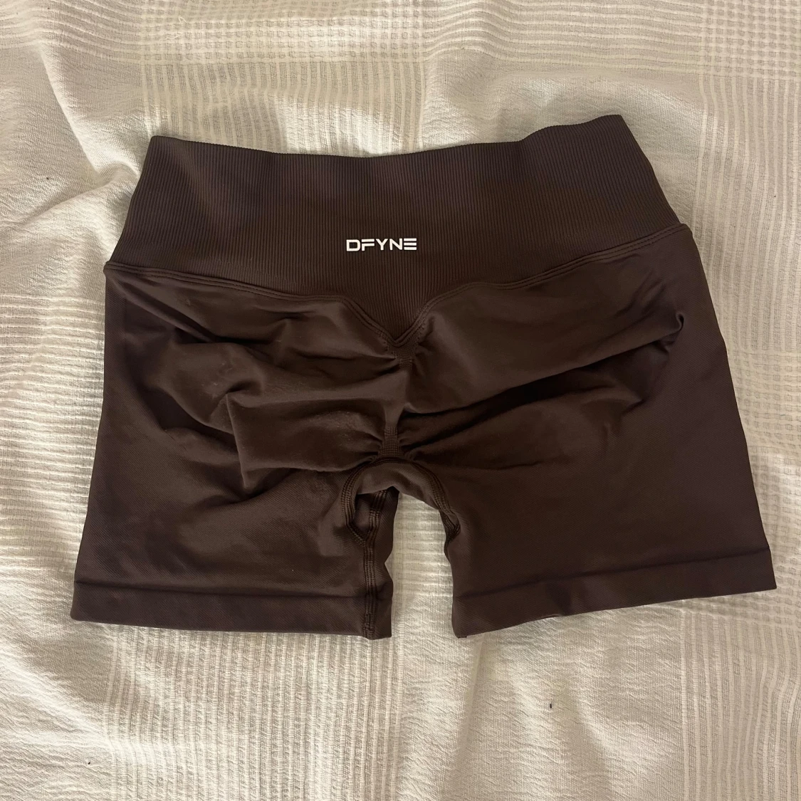 Bruna träningstights-shorts från DFYNE - 1