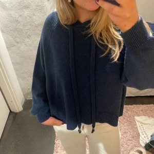 Mörkblå stickad hoodie - Superfin mörkblå stickad hoodie från L.O.G.G!! Som det syns på bilden har storlekslappen skavts av men jag skylla säga att den är mellan S/M. Skriv vid frågor!!💗💗