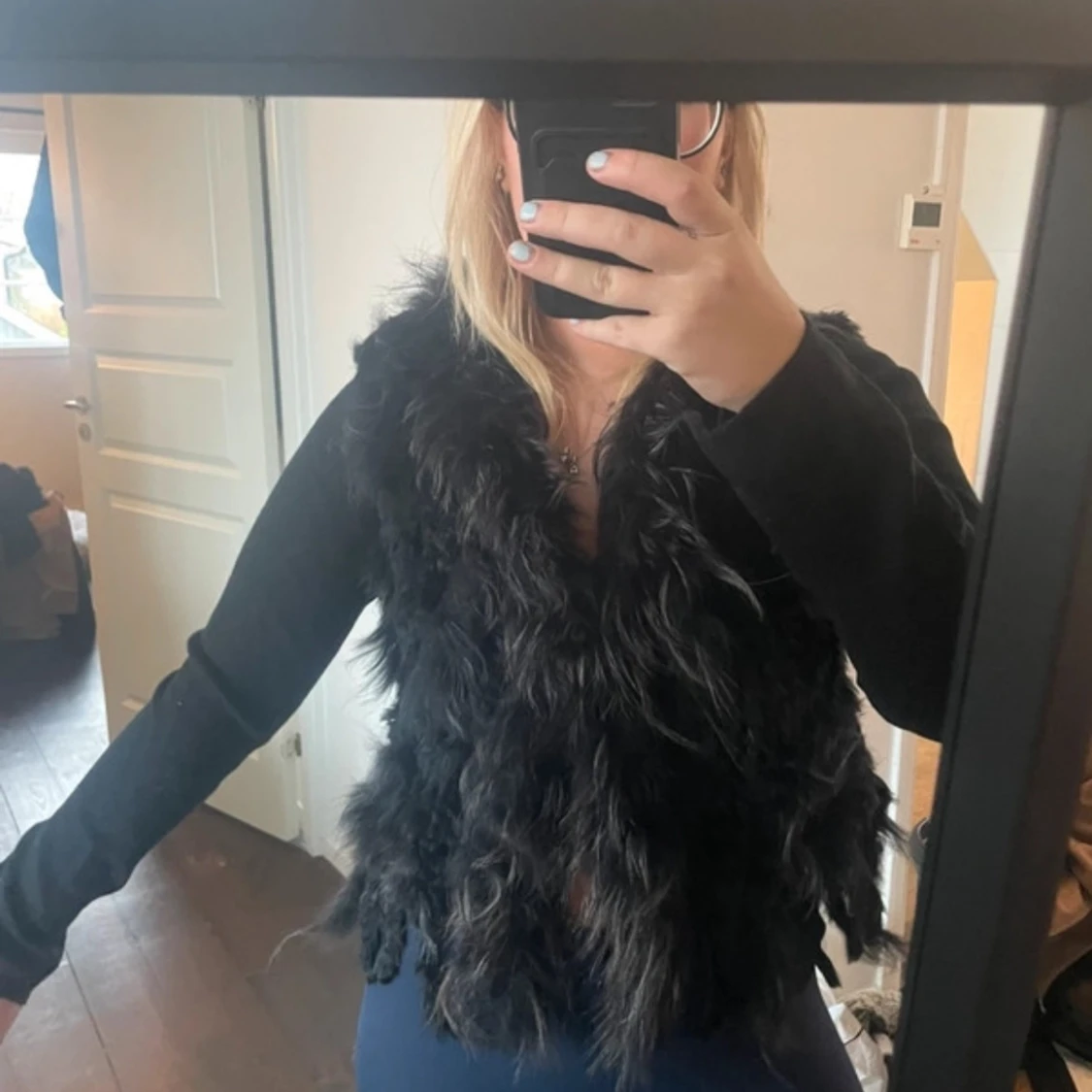Svart fluffig pälsväst från NORR - 1