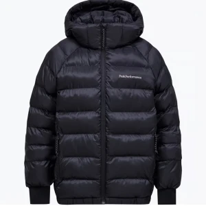 Svart peak performance jacka  - Säljer en svart vinterjacka från peak performance , använd få antal gånger. Precis som ny!!!                        Orginalpis: 3199 