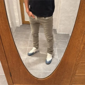 Replay jeans  - Ett par snygga byxor från Replay i storlek W30 L30 i modellen Anbbas 