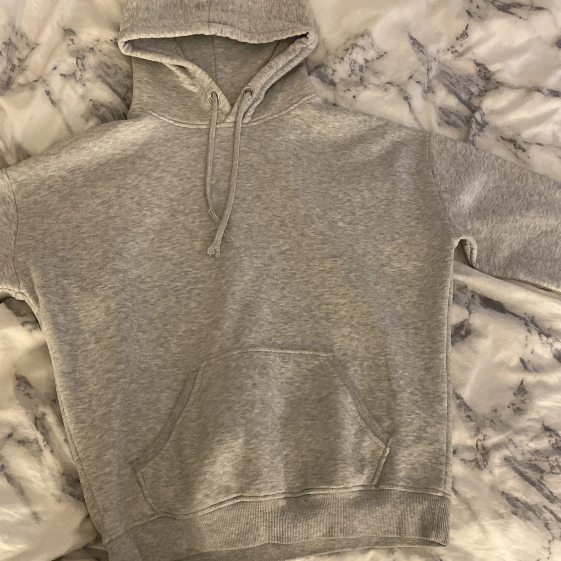 Grå hoodie med magficka och snörning