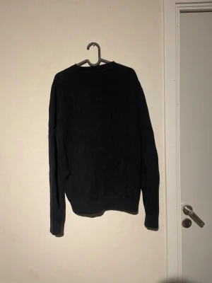 Svart tröja - Hej säljer denna svarta stickade tröjan i storlek M 