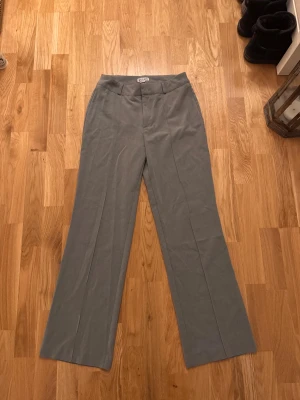 Kostymbyxor från Madlady  - Fina kostymbyxor från Madlady i bra skick, knappen i byxorna är sydd💗Storlek 34 i kortare längd passar bra på mig som är 165 cm💕