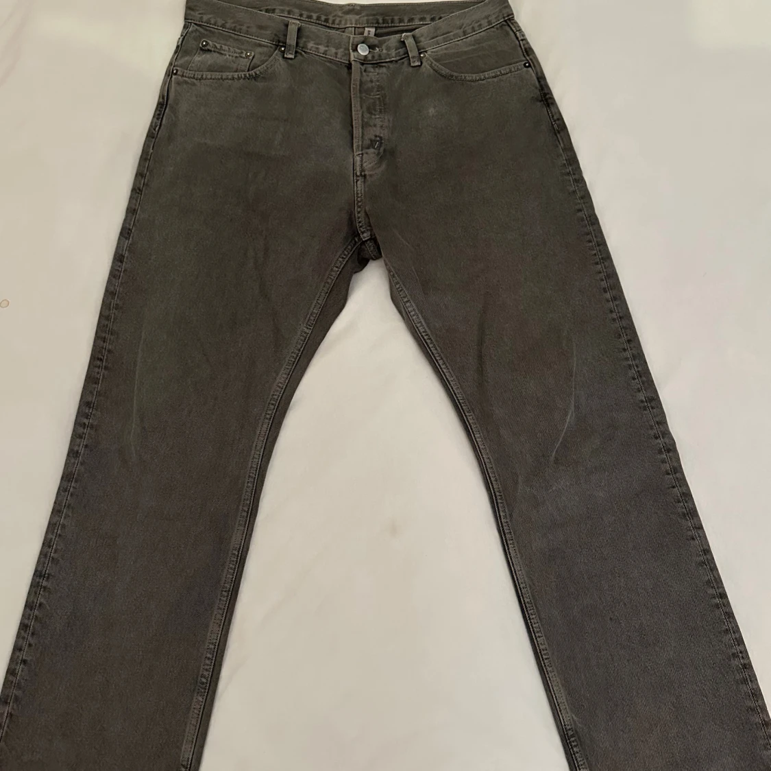 Mörkgrå jeans från Weekday - 1