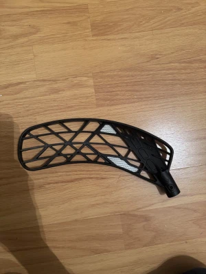 Oxdog blad - Säljer mitt oxdog fsl blad, pp plast, i färgen svart med ett modernt, lättviktigt designmönster. Bladet är i perfekt skick då de aldrig har använts. Perfekt för dig som vill uppgradera din innebandyklubba för bättre bollkontroll och skott. Och såklart snyggheten.