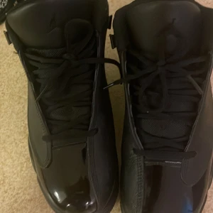 Svarta Nike Jordan 6 sneakers US 9.5 - Säljer ett par svarta Nike Jordan 6 sneakers med snyggt blankt skinn och textil på ovansidan. Skorna har snörning, rund tå och en cool, robust sula med Jumpman-logga undertill. Perfekt för dig som gillar streetstyle och basketvibe.