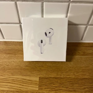 AirPods 4 - Helt nya Apple AirPods 4 med aktiv brusreducering, originalförpackning och obruten plast. Trådlösa hörlurar med laddningsetui, kompatibla med USB-C. Perfekt för musik, samtal och träning. Inga synliga defekter eller slitage.