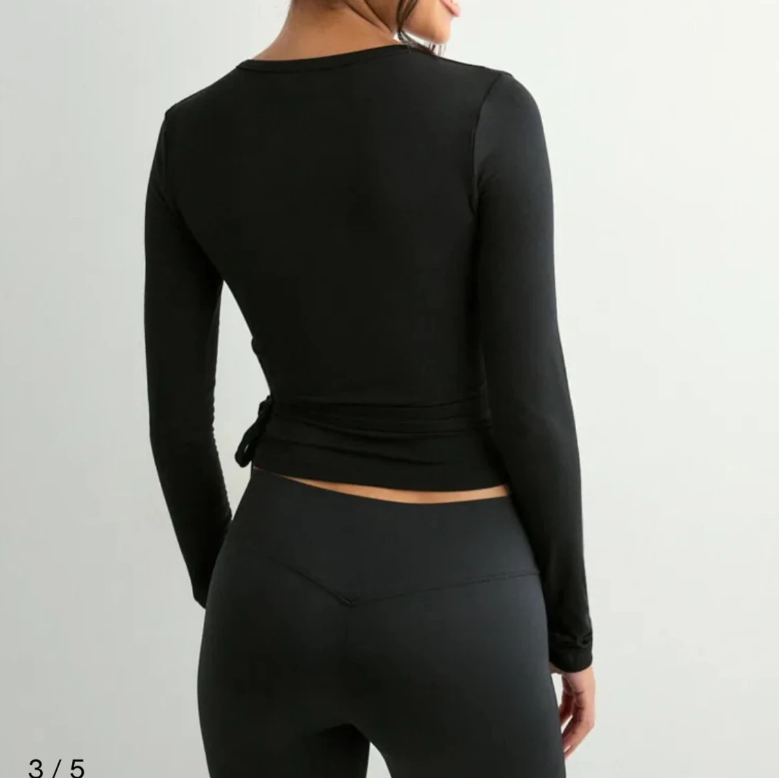 Svart omlott tröja  - 2