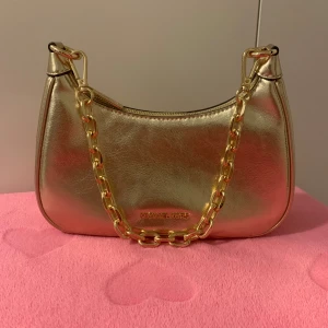 Michael Kors väska ”Cora” i Pale Gold - Ny och oanvänd
