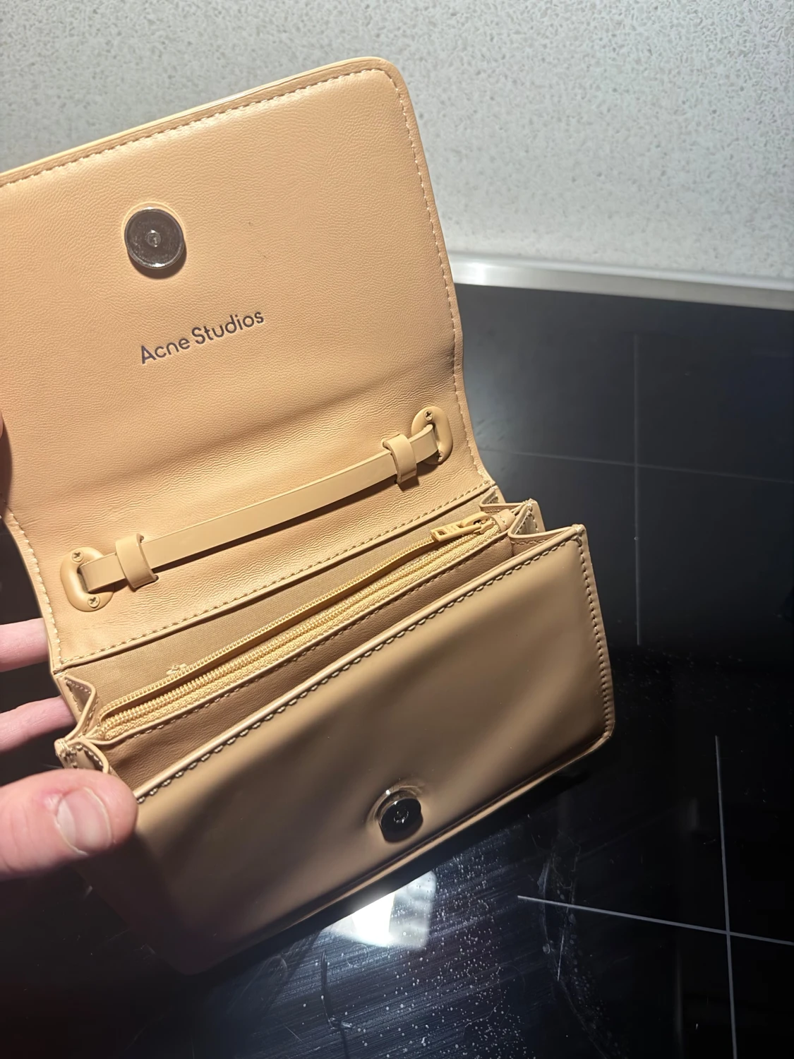 Beige axelväska från Acne Studios - 1