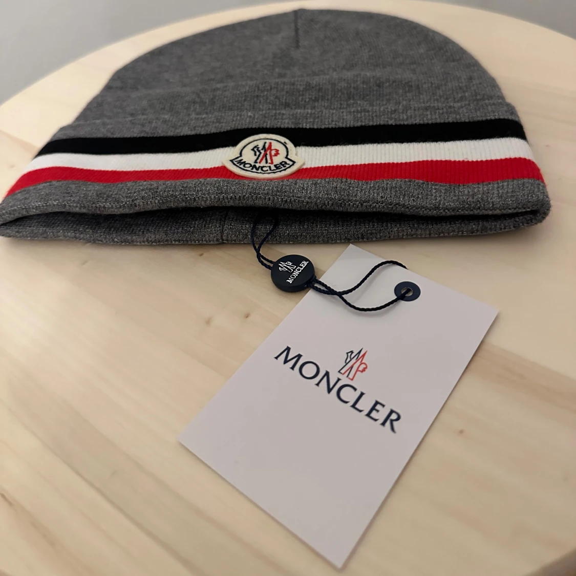Grå Moncler mössa med ränder