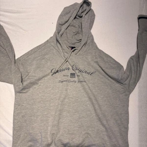 70%  REA Grå hoodie / Vinson  - Grå Hoodie Strl M från Vinson Original. Köpt på Booztlet för 650 och säljer nu 2 veckor efter att jag fått hem tröjan. Säljer för att passformen inte riktigt passa mig. Inga Slitage eller fläckar alls helt ny, trycket samt ärmar och snören är i topp skick. Stil ren tröja som passar till allt. Hör av dig vid minsta fundering!😄👍🏼