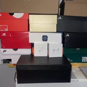 Flera sneakers från Nike, Adidas & New Balance - Säljer boxerna för billigt styck eller flera. AirPods box och Apple Watch box finns också. Skriv 💬 om du verkar intresserad av en collection. Finns arigato box, Lacoste och mer.