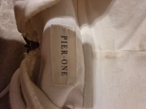 Vit zip hoodie från Pier One - En jävligt schysst och varm zip hoodie som passar i alla förhållanden. Den har missfärgningar vid vissa delar av tröjan därav priset. Tveka inte att höra av er om ni har frågor | Första till kvarn