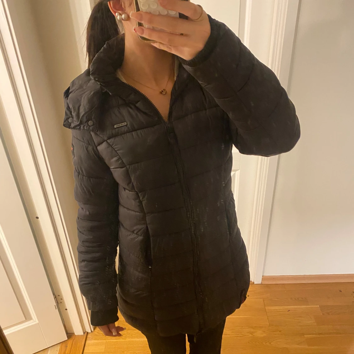 Svart lång pufferjacka från Marikoo - 3