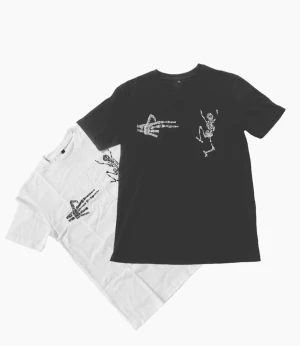 Svart Rhinestone t-shirt i strl Small - Säljer en riktigt fet svart rhinestone t-shirt i storlek Small från Atmosphere Clothing. Limiterade tröjor som inte släpps inte längre. Helt ny och oanvänd. 