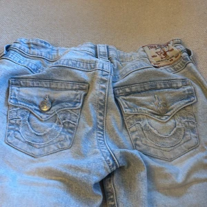 True Religion Joey ljusblå flare jeans - Säljer ett par true religion som knappt är använda. Dem är uppsydda och insydda med resor i midjan av sömmersa, inget jag skulle säga syns vid användning. Resoren går att ta ut. Passar nån mellan 165-168 lång💕