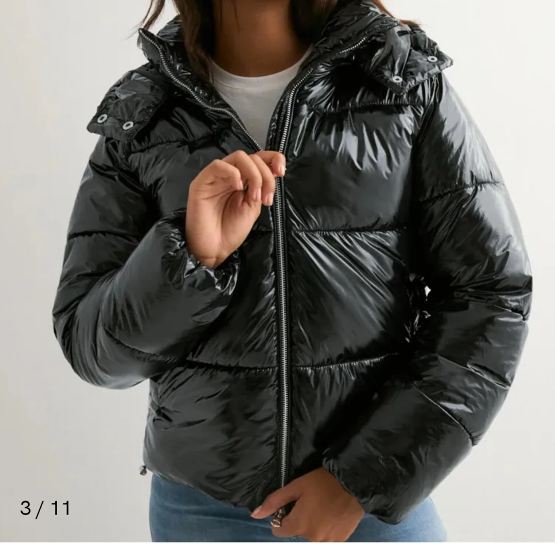 Svart glansig pufferjacka med huva - 2