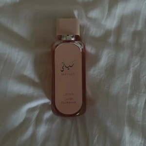 LATTAFA HAYAATI PARFYM - Luktar precis som Carolina Herrera. 100ml men ungefär 75ml kvar.